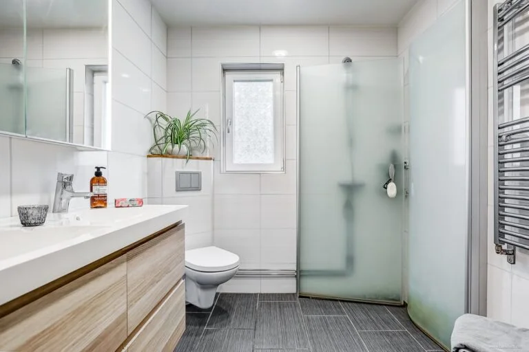 Elarbeten badrumsfläkt & handdukstork i kontor. Linköping Östergötland